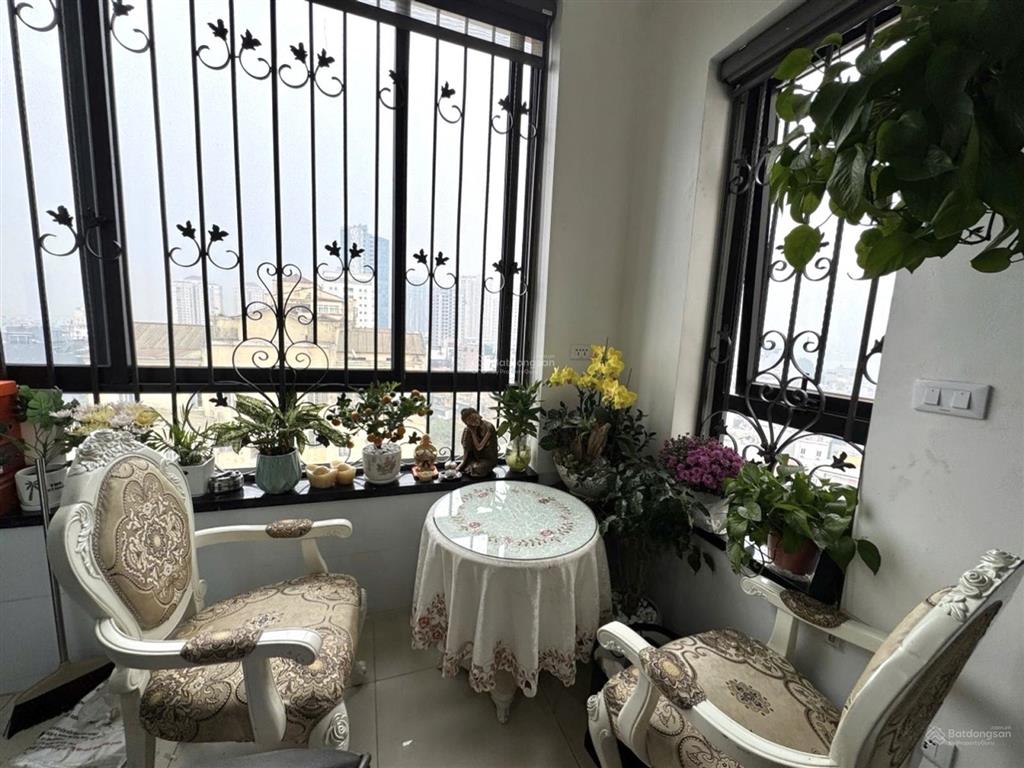 Bán căn hộ tòa fhome, căn góc tầng trung, 2 ngủ, full nội thất.