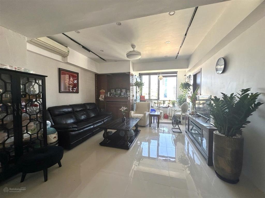 Bán căn hộ tòa fhome, căn góc tầng trung, 2 ngủ, full nội thất.