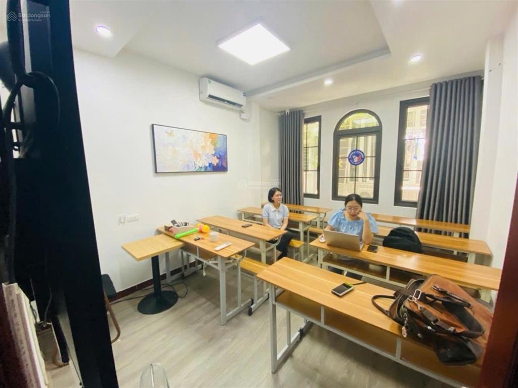 Bán nhà phố trần quốc hoàn, dt40m, phân lô, ô tô tránh, kinh doanh.