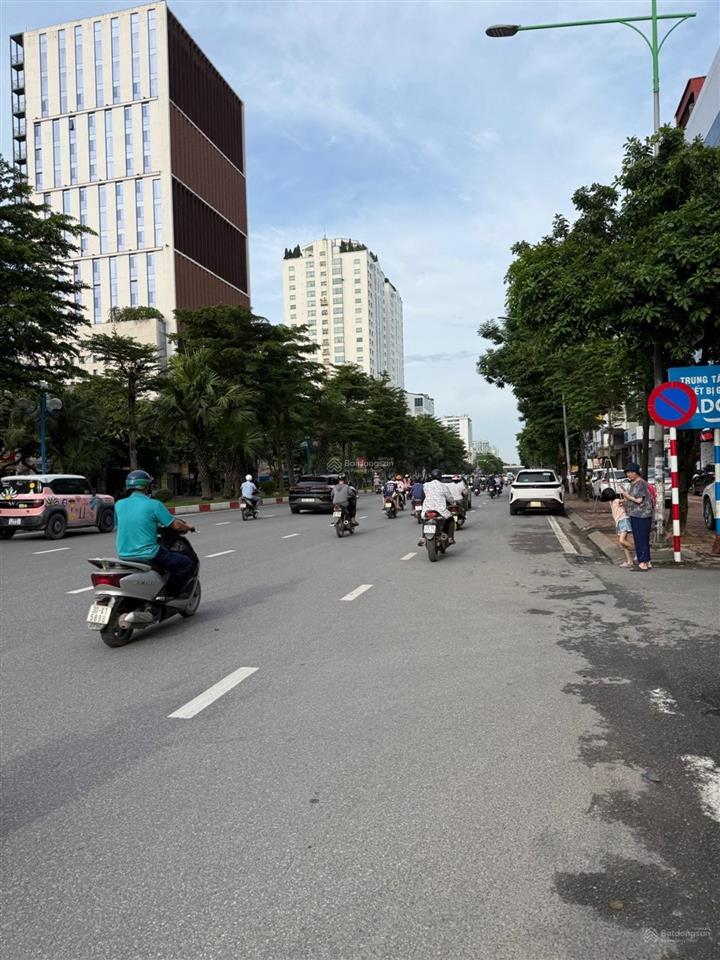 Bán nhà phố hoàng quốc việt, dt125m, mt8,4m, ô tô vào nhà, 2 mặt ngõ kinh doanh.