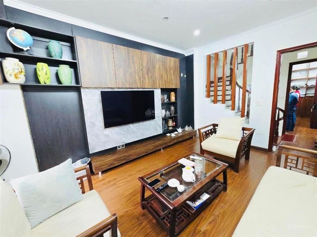 Bán nhà phố trích sài, dt40m, 6 tầng, gần hồ tây, 2 thoáng, full nội thất.