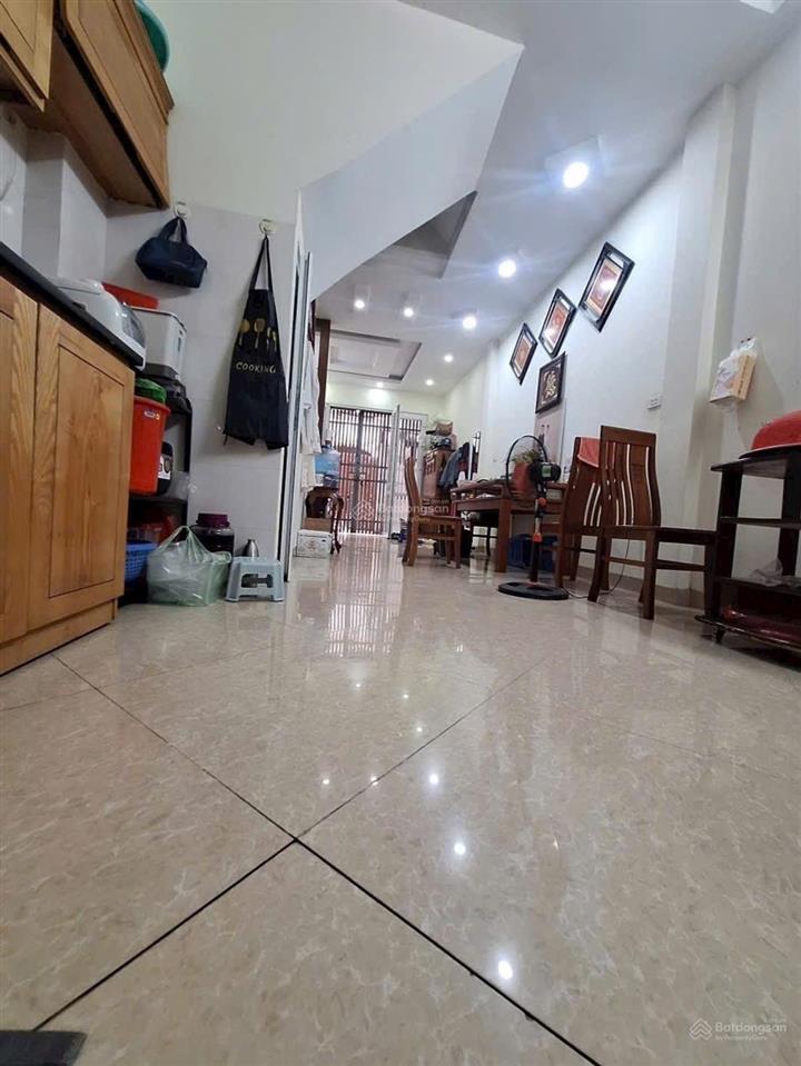 Bán nhà phố dương quảng hàm, dt 42m, 5 tầng, ô tô đỗ cửa, gần phố, kinh doanh.