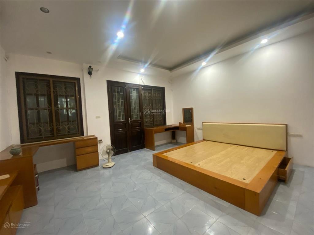 Bán nhà phố trần quốc hoàn, dt65m, mt5,4m, phân lô, ô tô vào nhà, kinh doanh.