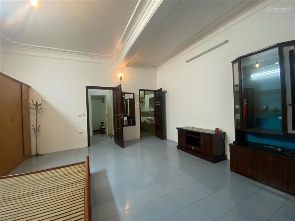 Bán nhà phố trần quốc hoàn, dt65m, mt5,4m, phân lô, ô tô vào nhà, kinh doanh.