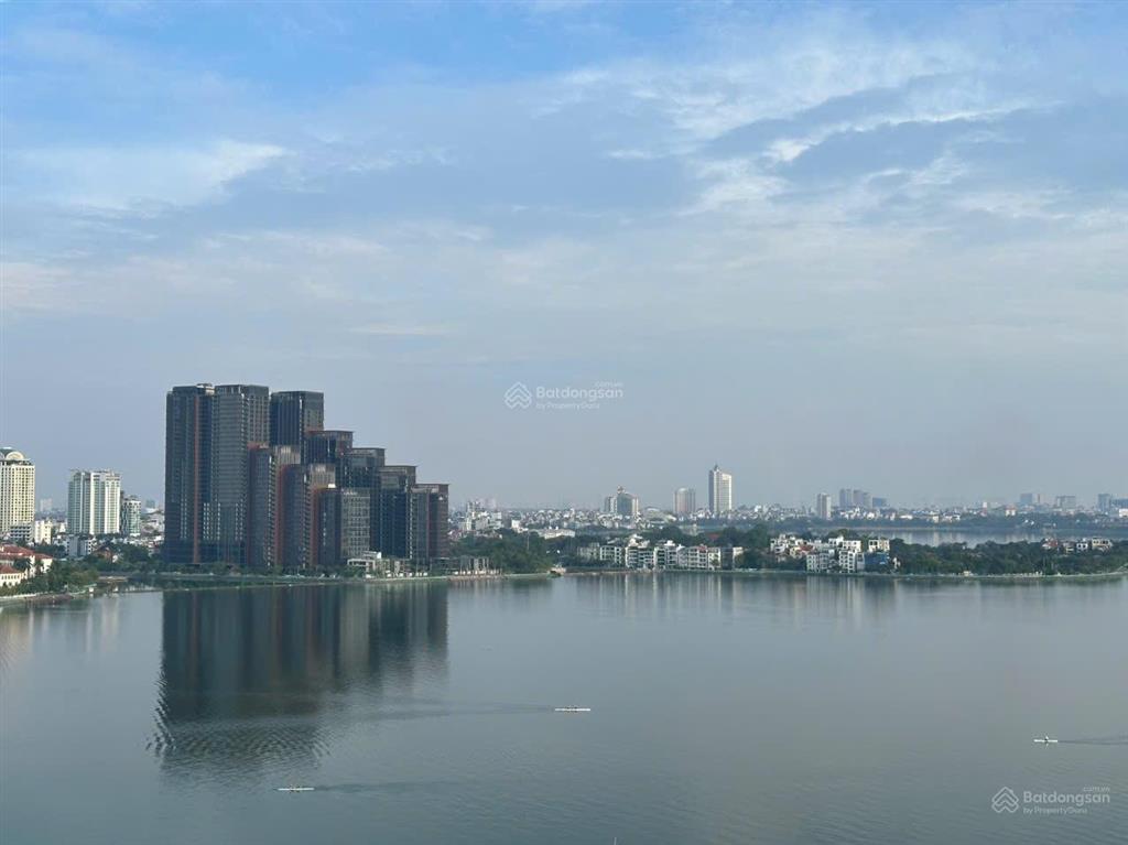 Bán căn hộ tòa c18, lạc long quân, lô góc, 3 ngủ, view hồ tây full nội thất xịn.