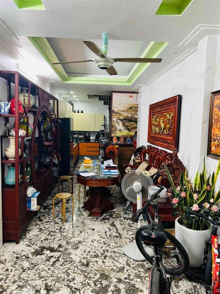 Bán nhà phố xuân thuỷ, dt40m, 6 tầng dân xây, ô tô đỗ cổng, gần phố.