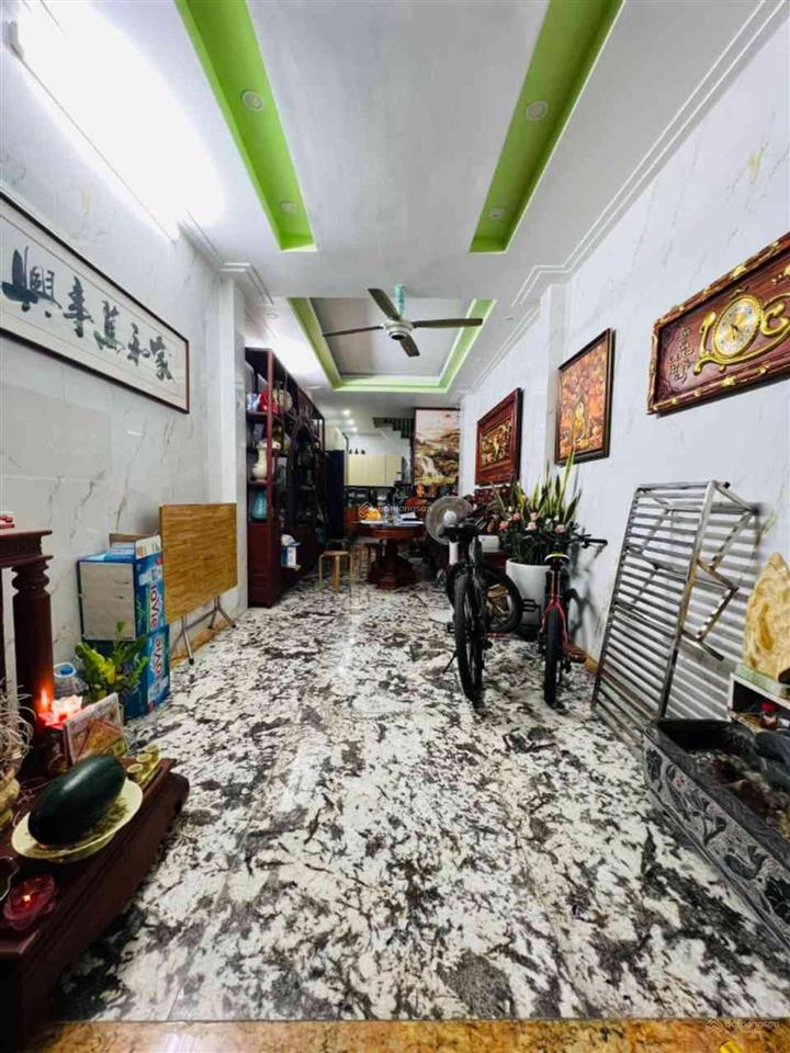 Bán nhà phố xuân thuỷ, dt40m, 6 tầng dân xây, ô tô đỗ cổng, gần phố.
