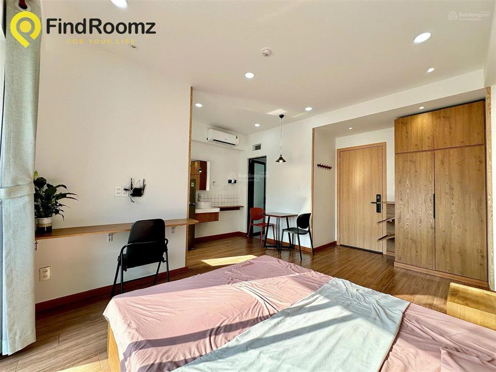 Cho thuê căn hộ dịch vụ full nội thất, ban công, rộng 40m2 ngay phạm văn đồng