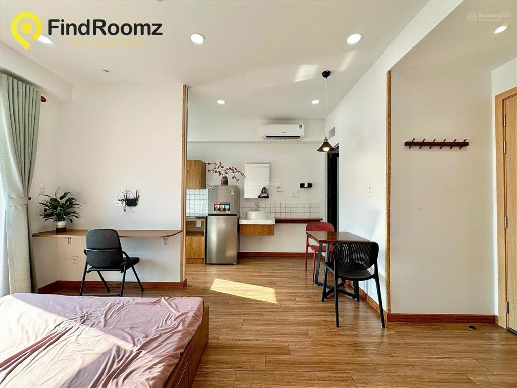 Cho thuê căn hộ dịch vụ full nội thất, ban công, rộng 40m2 ngay phạm văn đồng