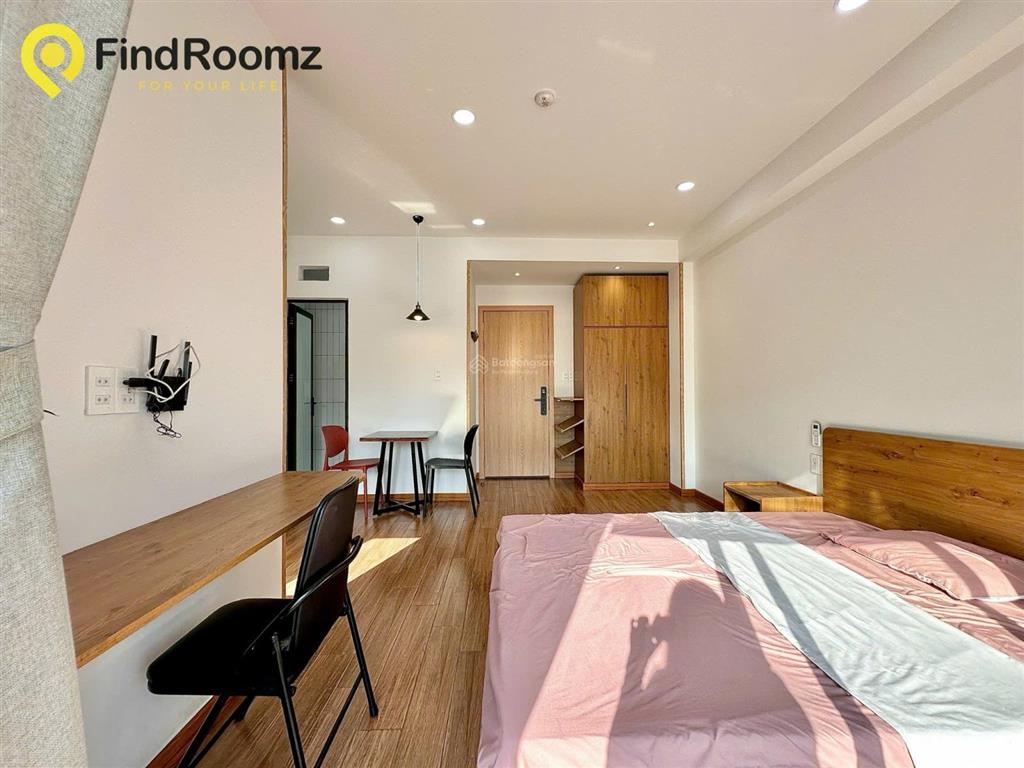 Cho thuê căn hộ dịch vụ full nội thất, ban công, rộng 40m2 ngay phạm văn đồng