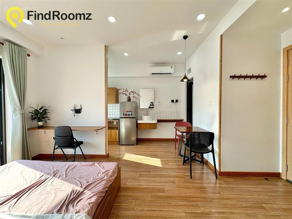 Cho thuê căn hộ dịch vụ full nội thất, ban công, rộng 40m2 ngay phạm văn đồng