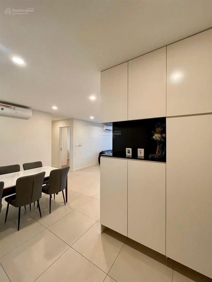Chính chủ cần tiền nhờ bán gấp căn hộ tầng cao view hồ tây siêu đẹp, giá rẻ trong tòa, bao thuế phí