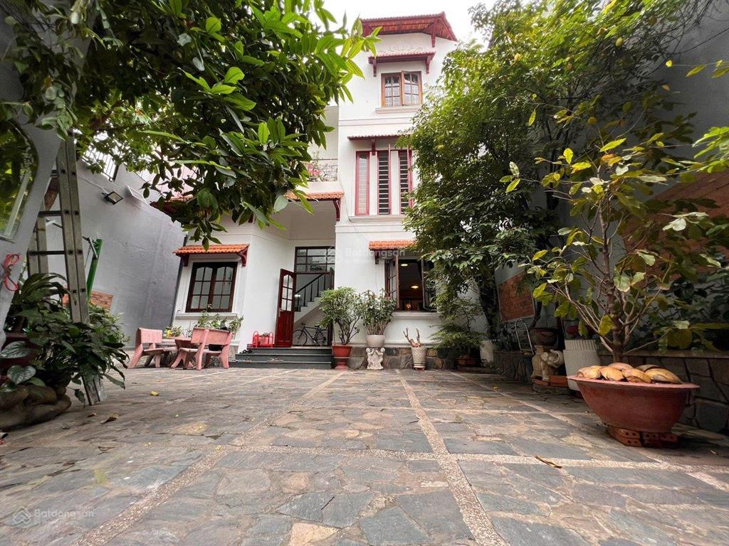 Ô tô đậu trong sân, biệt thự đường hồng lạc, p.10, tân bình, 162m2, 3 lầu, giá chào 18.3 tỷ