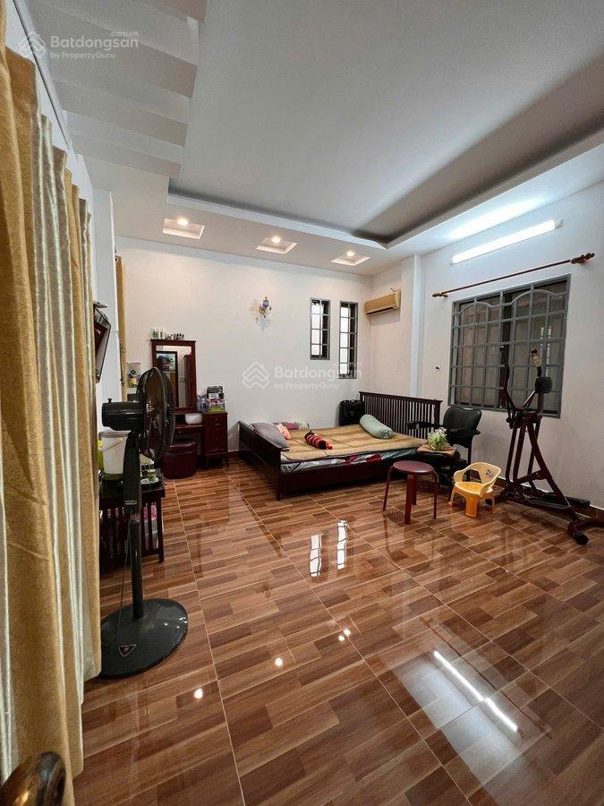 Ô tô đậu trong sân, biệt thự đường hồng lạc, p.10, tân bình, 162m2, 3 lầu, giá chào 18.3 tỷ