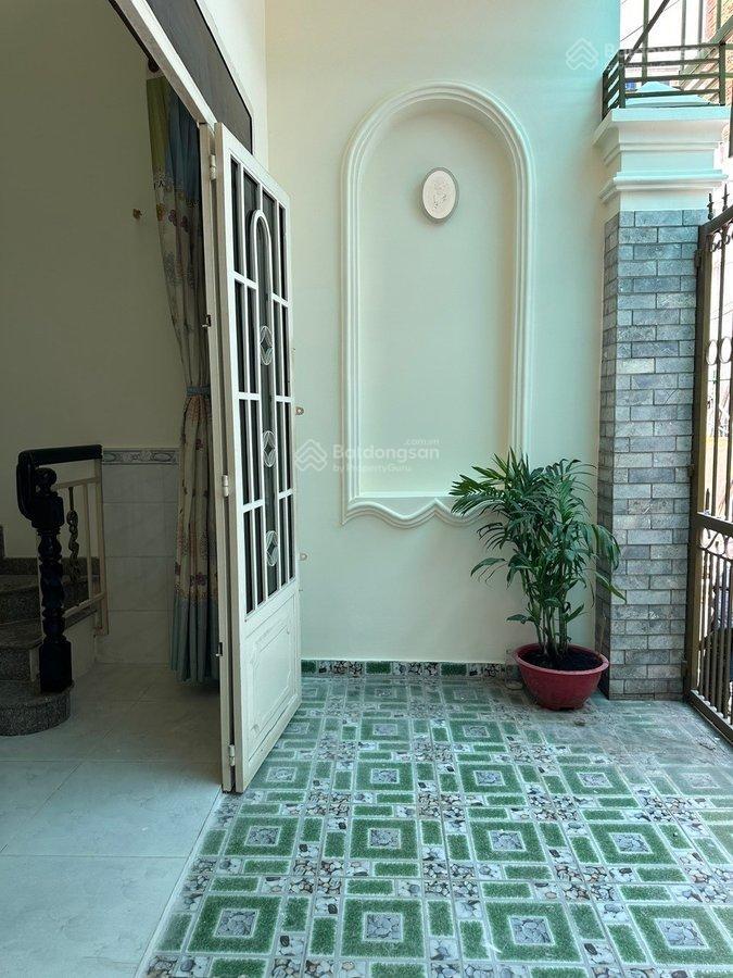 Giá tốt, diện tích lớn đường lạc long quân, 5,2 tỷ, 58m2, 2pn, 2wc, đẹp, nhiều tiện ích