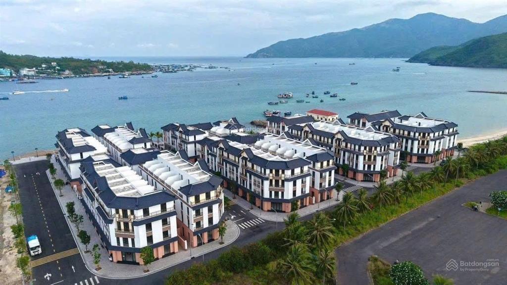 1 căn hiếm có  giá hời hàng còn sót lại  giá 10tỷ300 cạnh căn góc,gần công viên hồ bơ