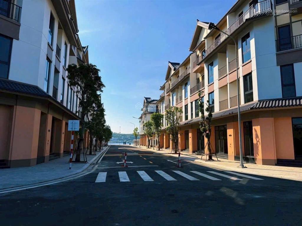 1 căn hiếm có  giá hời hàng còn sót lại  giá 10tỷ300 cạnh căn góc,gần công viên hồ bơ
