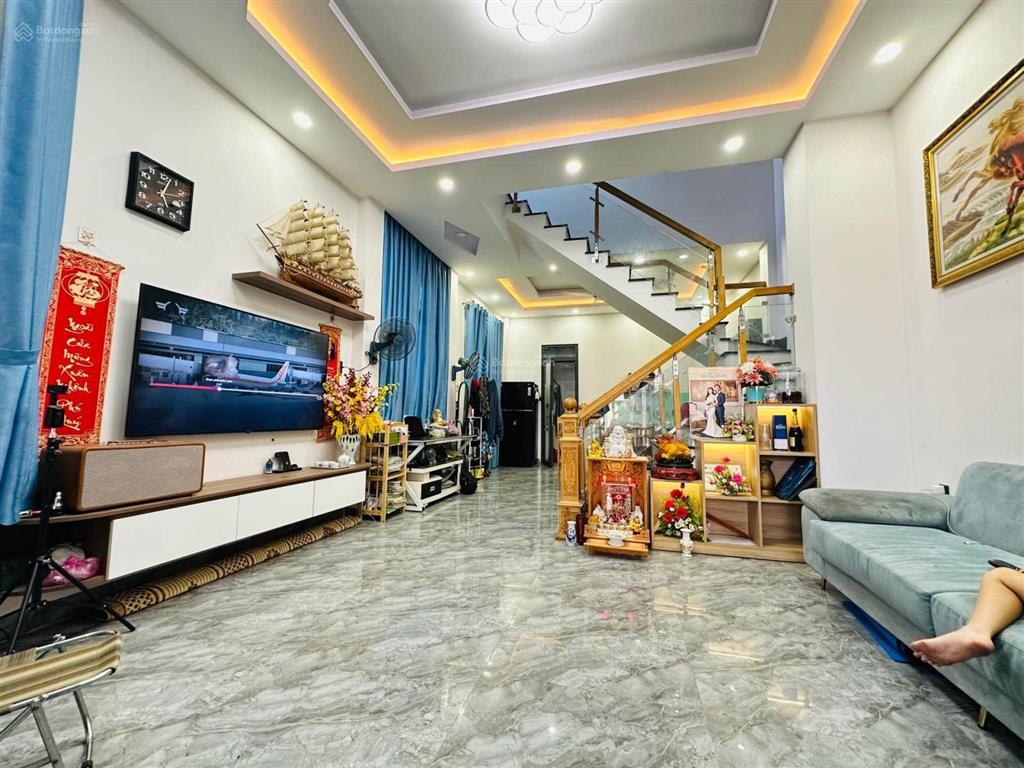 Cạnh vihome bán nhà 3 tầng mặt tiền đường 90m2 chỉ nhỉnh 5ty