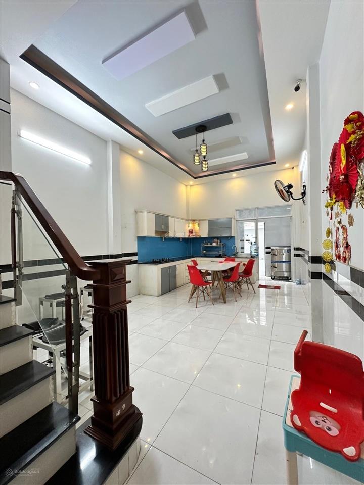 Hơn 7 tỷ 2 mặt tiền đường xe hơi 6m nhà đúc 4 tầng btct 4 x 20 = 80m 4 tầng bt