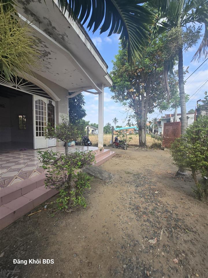Bán 4000m2 có nhà 300m2 thổ. cách ql 50 200m. giá 16.8 tỷ tl. cần giuộc, long an