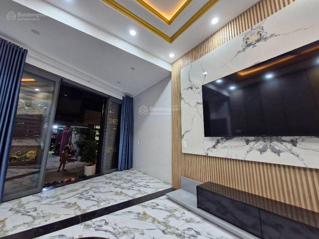 Cạnh vinhome q9, nhà 3 tầng full nội thất xịn, đường xe tải thông, giá 5.18 tỷ.