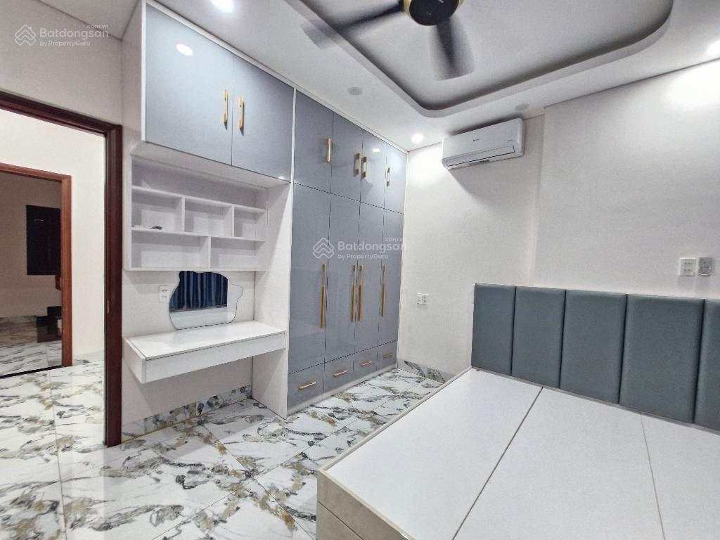 Cạnh vinhome q9, nhà 3 tầng full nội thất xịn, đường xe tải thông, giá 5.18 tỷ.