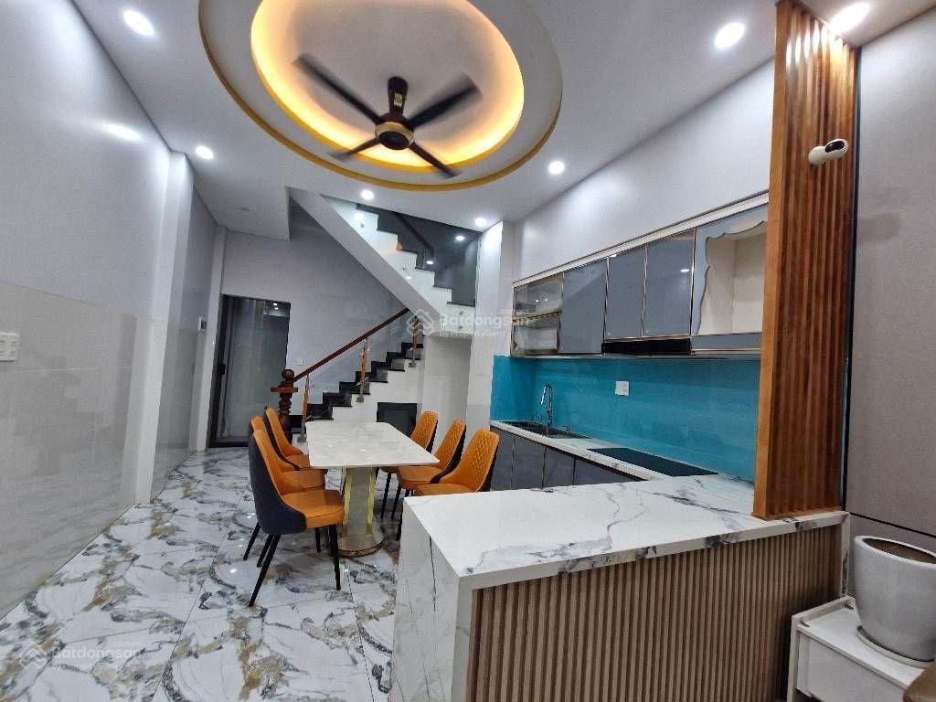 Cạnh vinhome q9, nhà 3 tầng full nội thất xịn, đường xe tải thông, giá 5.18 tỷ.