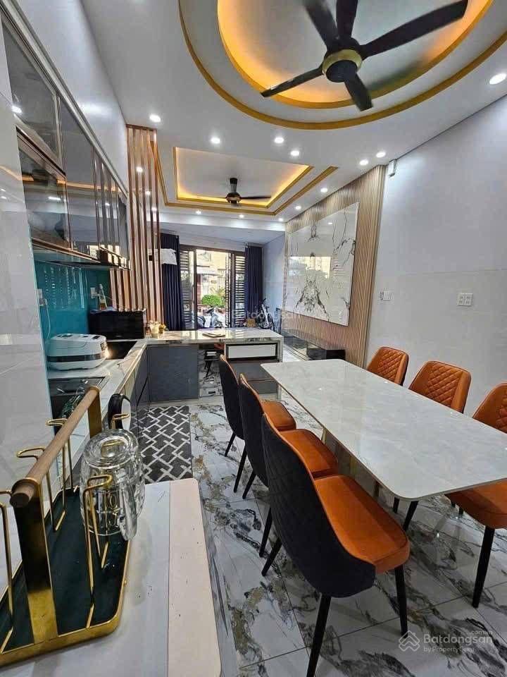 Cạnh vinhome q9, nhà 3 tầng full nội thất xịn, đường xe tải thông, giá 5.18 tỷ.