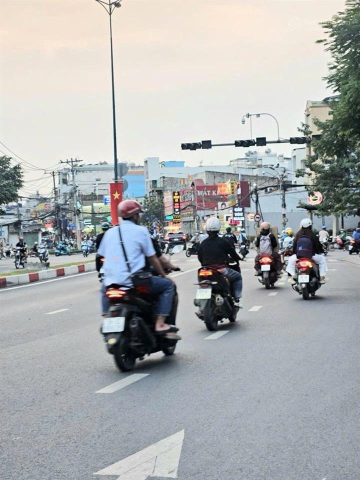 Bán nhà 135m2, 8.x tỷ. lã xuân oai  lê văn việt. chủ gấp bán lắm. xây dựng 5 tầng.