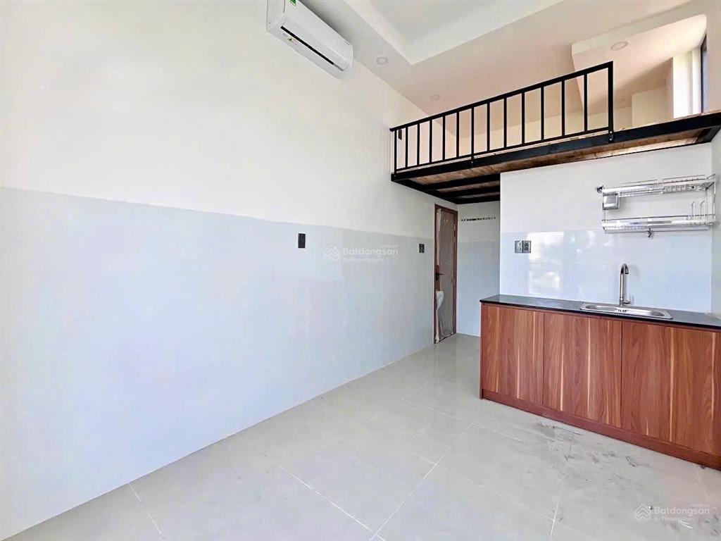 Cho thuê căn hộ mới xây  thang lên gác tích hợp tủ đồ  ban công ngay lê văn quới  ngã tư bốn xã