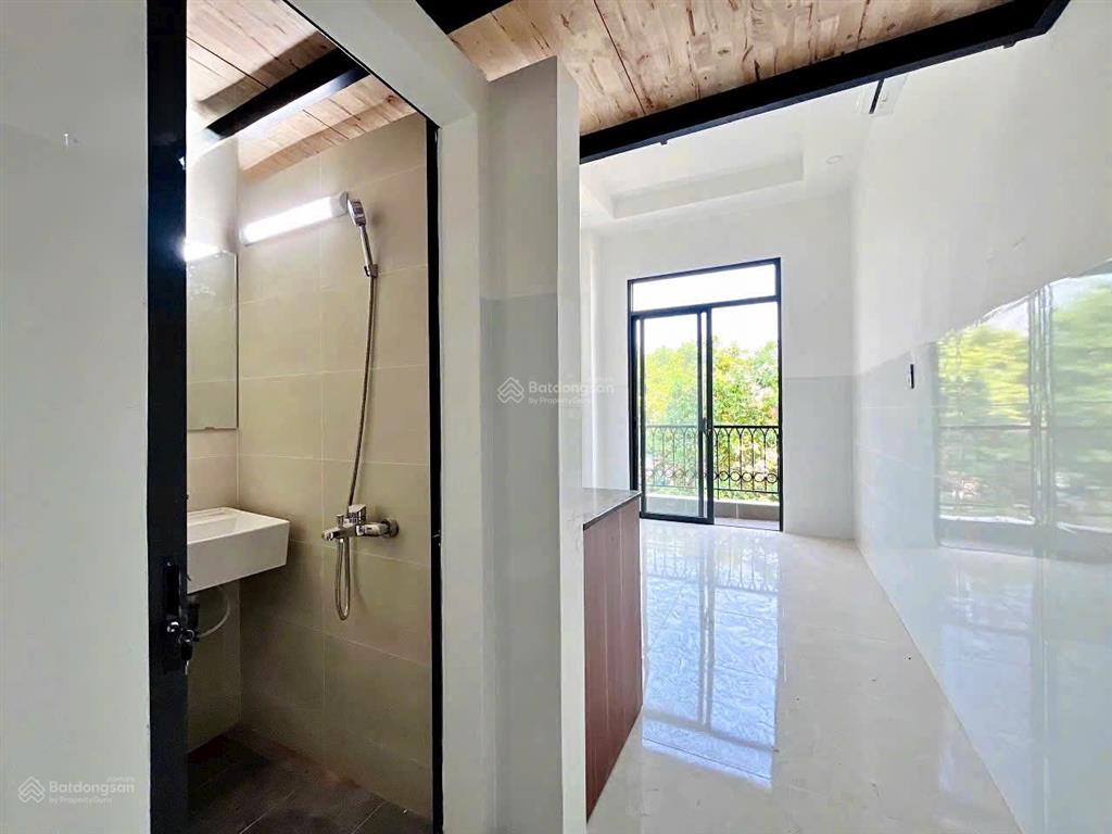Cho thuê căn hộ mới xây  thang lên gác tích hợp tủ đồ  ban công ngay lê văn quới  ngã tư bốn xã