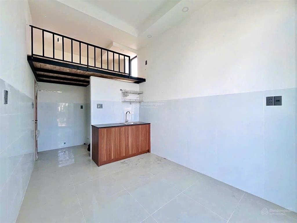 Cho thuê căn hộ mới xây  thang lên gác tích hợp tủ đồ  ban công ngay lê văn quới  ngã tư bốn xã