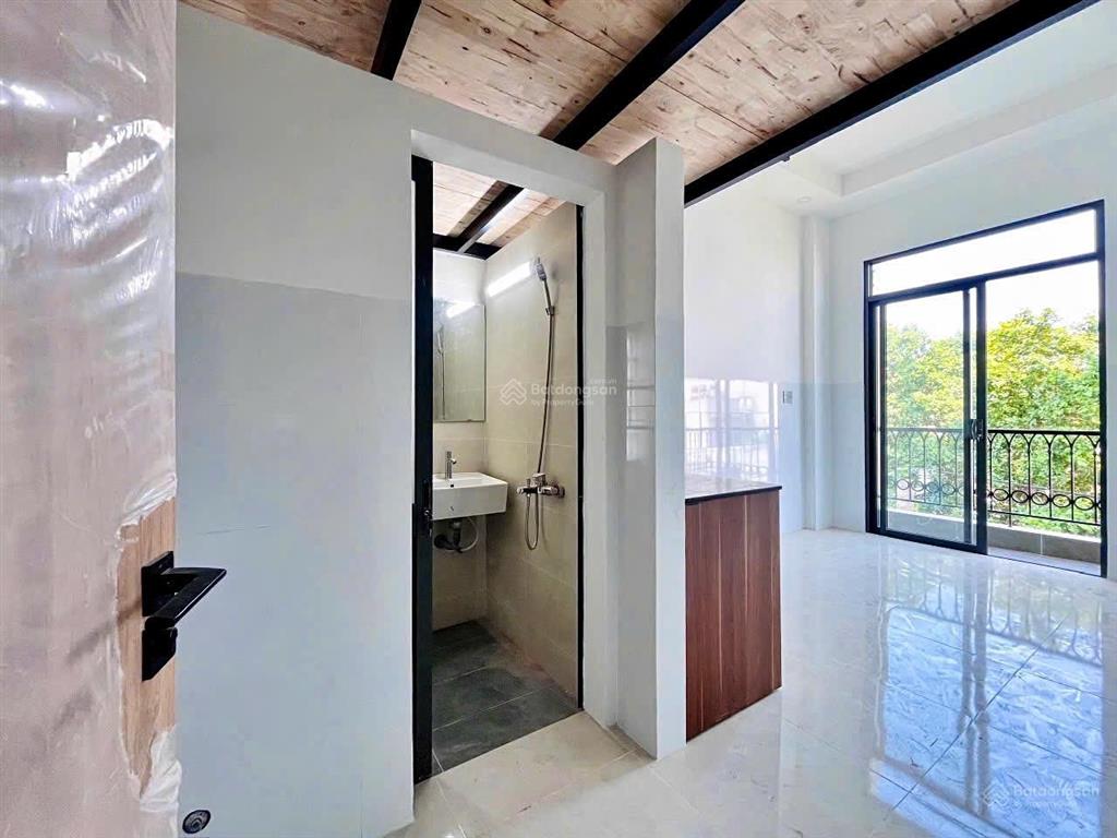 Cho thuê căn hộ mới xây  thang lên gác tích hợp tủ đồ  ban công ngay lê văn quới  ngã tư bốn xã