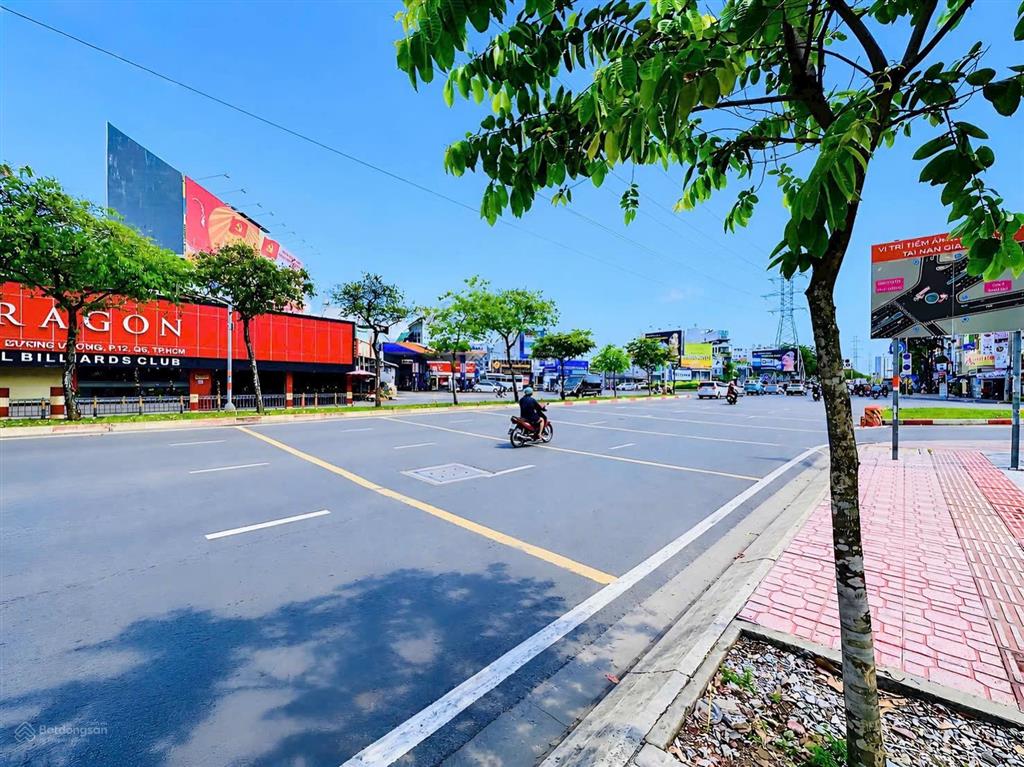 Cho thuê mặt bằng với mặt tiền 20m  diện tích khủng duy nhất trung tâm quận 1