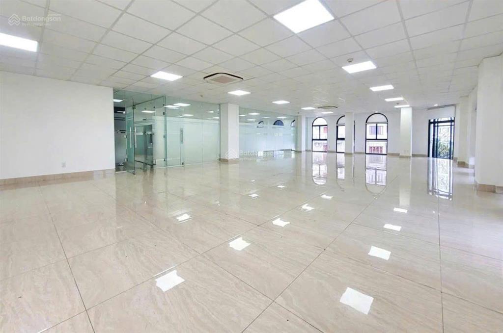 Toà nhà văn phòng mới xây dựng mặt tiền trung tâm quận 5