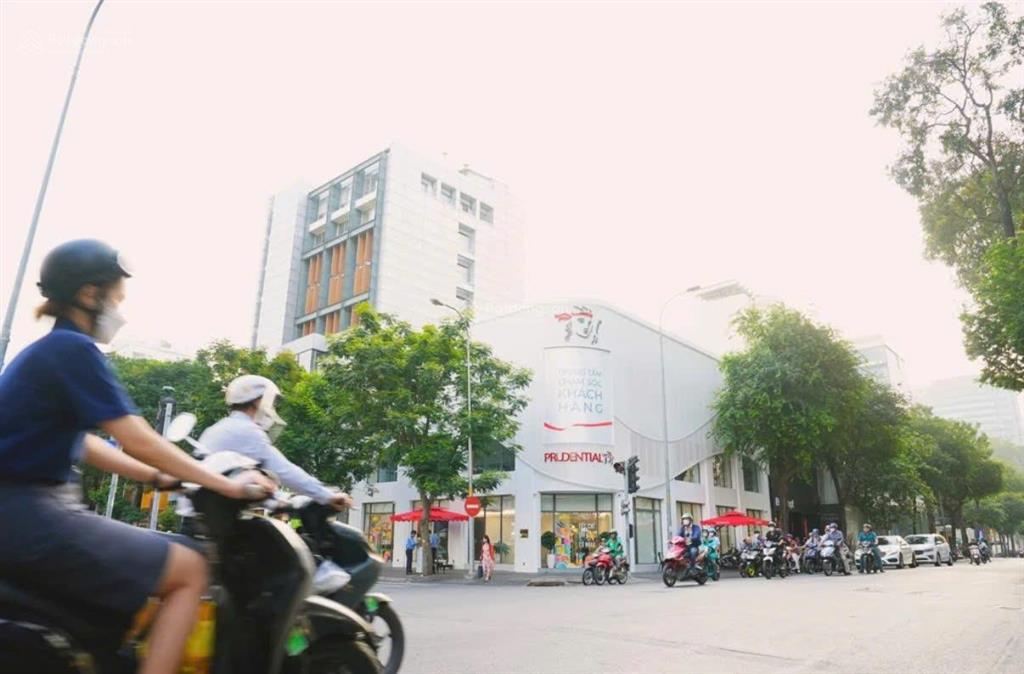 Góc 2 mặt tiền với diện tích 960m2 sử dụng  vị trí vàng quận 1