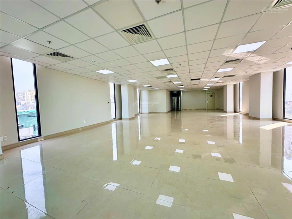 Toà building 3.000m2 mặt tiền 12m trung tâm quận 3. cách q1 5p lái xe