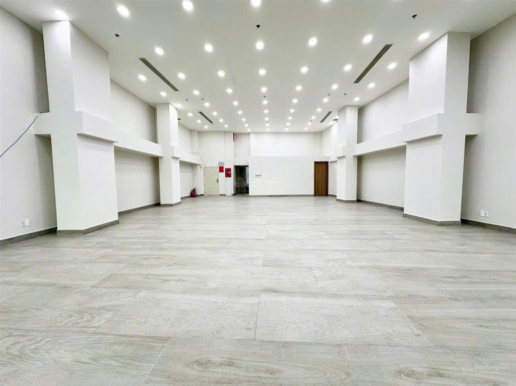 Toà building 3.000m2 mặt tiền 12m trung tâm quận 3. cách q1 5p lái xe