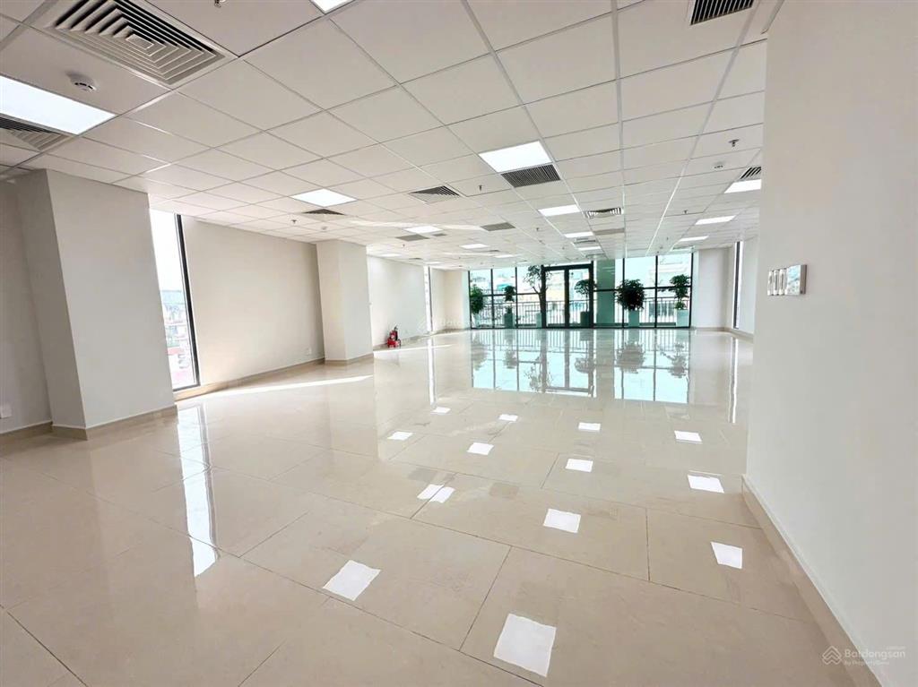 Toà building 3.000m2 mặt tiền 12m trung tâm quận 3. cách q1 5p lái xe