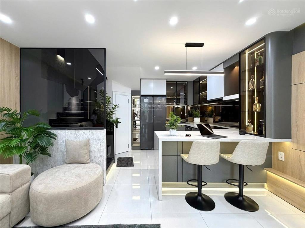 Chính chủ bán nhà 3 lầu 5x17m. giá 1,1 tỷ. trả trước 300 triệu nhận nhà vào ở. đang cho thuê 15tr.