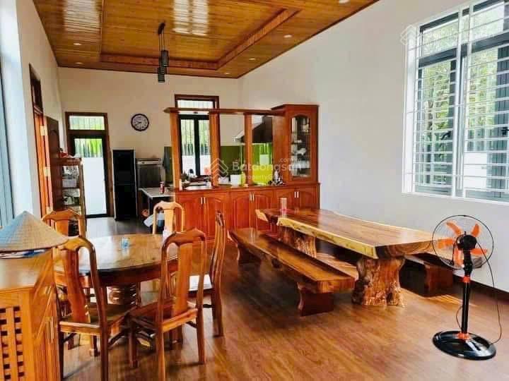 Bán gấp căn biệt thự sân vườn 25x31m. diện tích 773m2. giá 2,2 tỷ. gần bệnh viện nhi đồng. sổ riêng