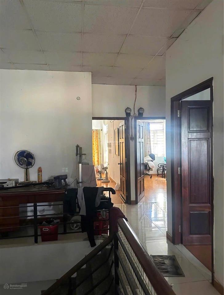 Chính chủ bán gấp nhà 2 lầu 6x20m. giá 850 triệu. ngay chợ đầu mối bình điền. đang cho thuê 12tr.