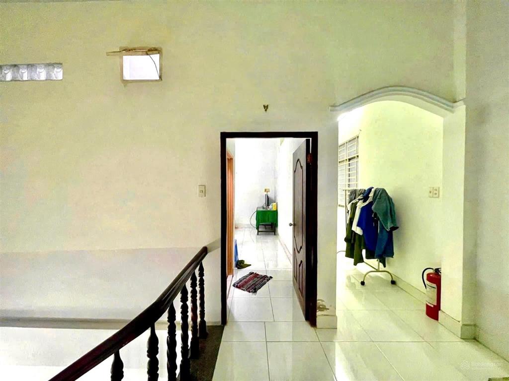 Chính chủ bán gấp nhà 2 lầu 6x20m. giá 850 triệu. ngay chợ đầu mối bình điền. đang cho thuê 12tr.
