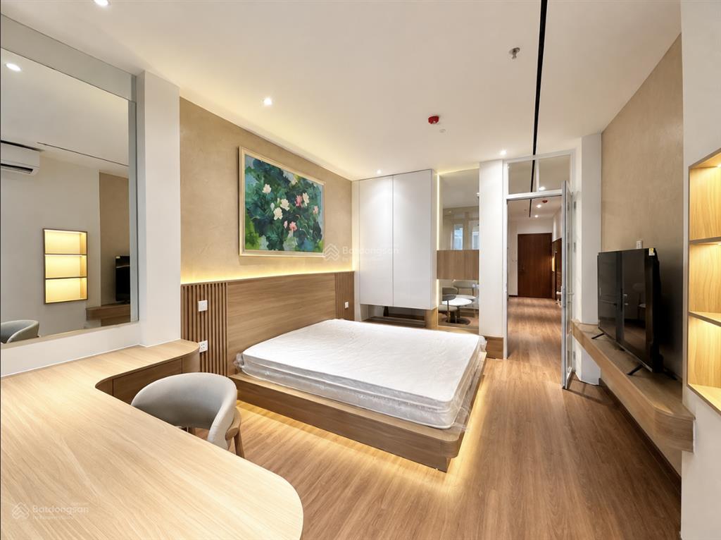 Nhà mới full đồ tiện nghi ban công ngay mặt phố  đối diện hanoi centre