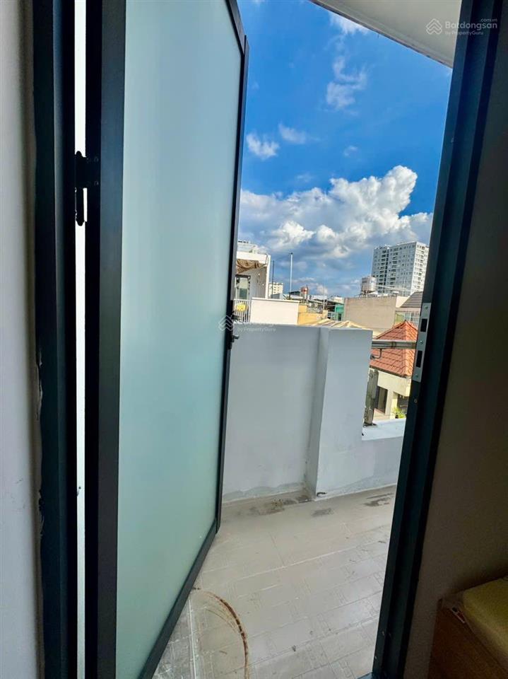 Phòng ban công full nội thất 30m2 ngay phan xích long, nhà mới