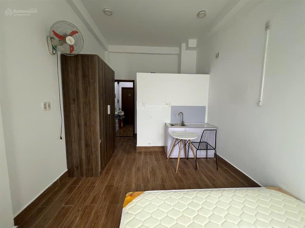 Phòng ban công full nội thất 25m2 trong khu phan xích long, giá 5tr4