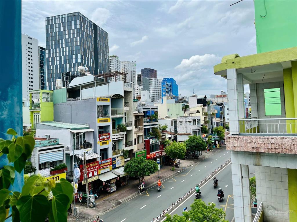 Chính chủ, bán gấp nhà 2 mặt tiền đường hoàng diệu quận 4, khu vực sầm uất, không ngập nước
