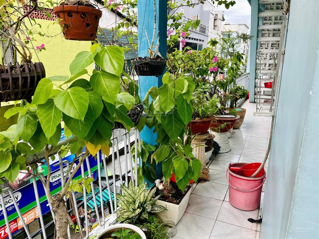 Chính chủ, bán gấp nhà 2 mặt tiền đường hoàng diệu quận 4, khu vực sầm uất, không ngập nước
