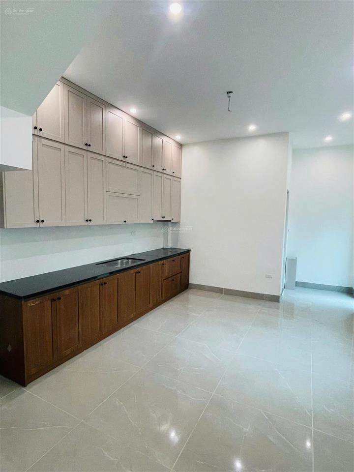 Nhà lô góc, biệt thự mới xây, diện tích 70 m2 gần đại học thể dục thể thao  ô tô vào nhà