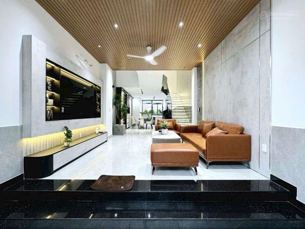 Bán nhà 3l, 4.2x14, 8ty, ngay vincom q.7, đẹp full nội thất